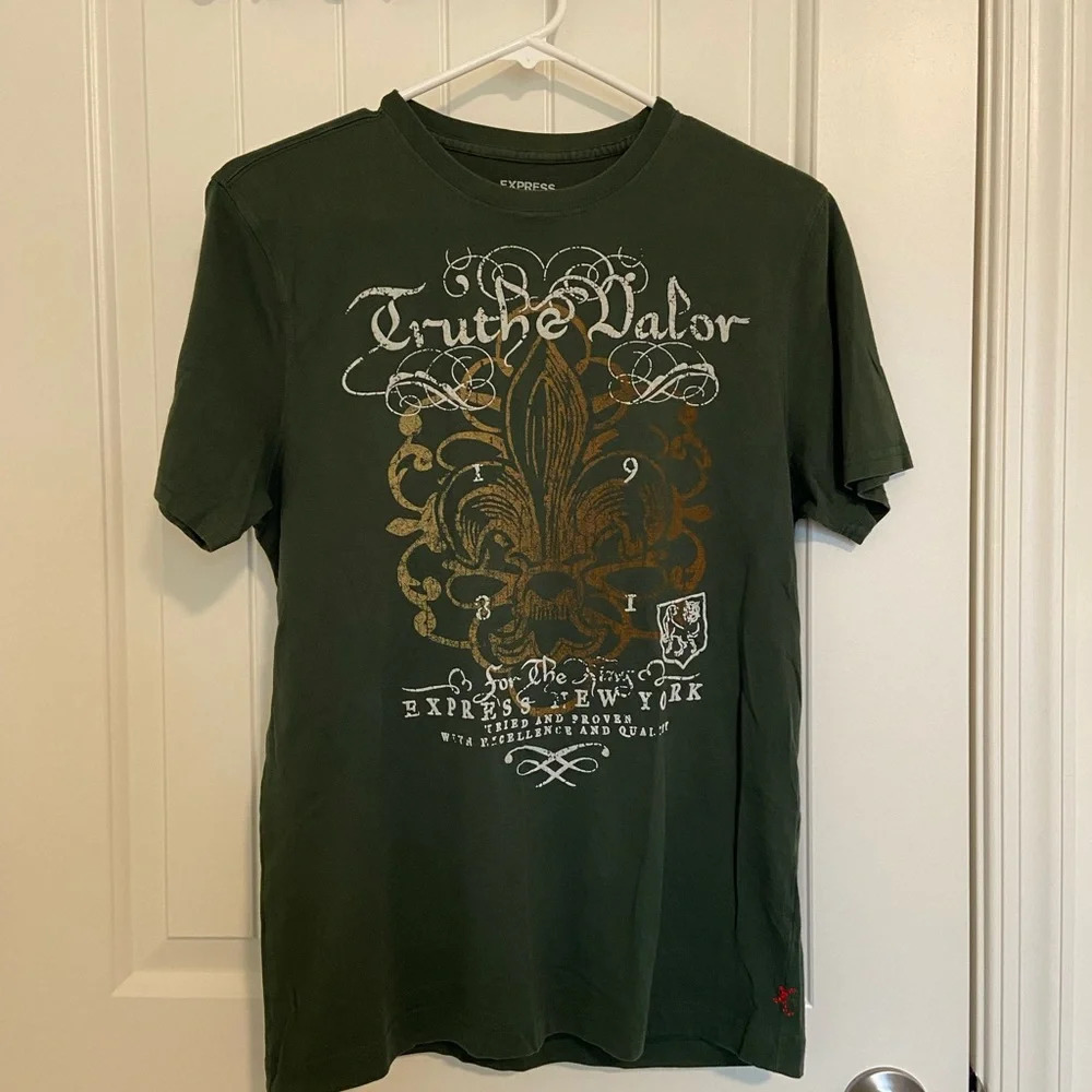 EUC | Express men’s dark green‎ fleur de lis decal tshirt — small